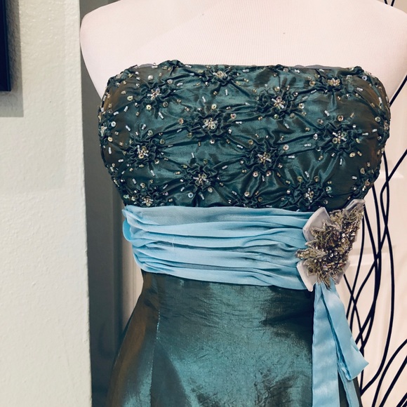 Beautiful Strapless Gown - Picture 2 of 7